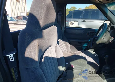 2002 Chevrolet S-10 из США, поврежденный, VIN 1GCCS145828190038